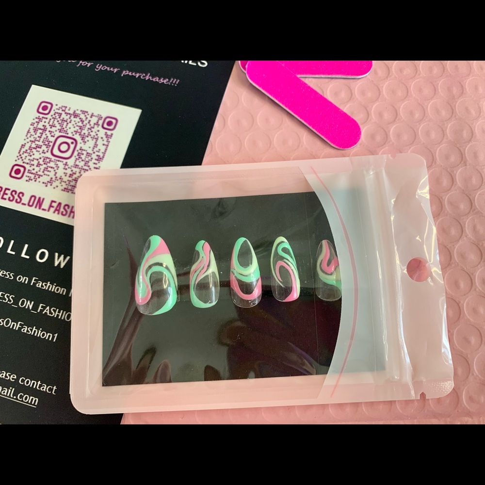Press on nails set of 20 nails